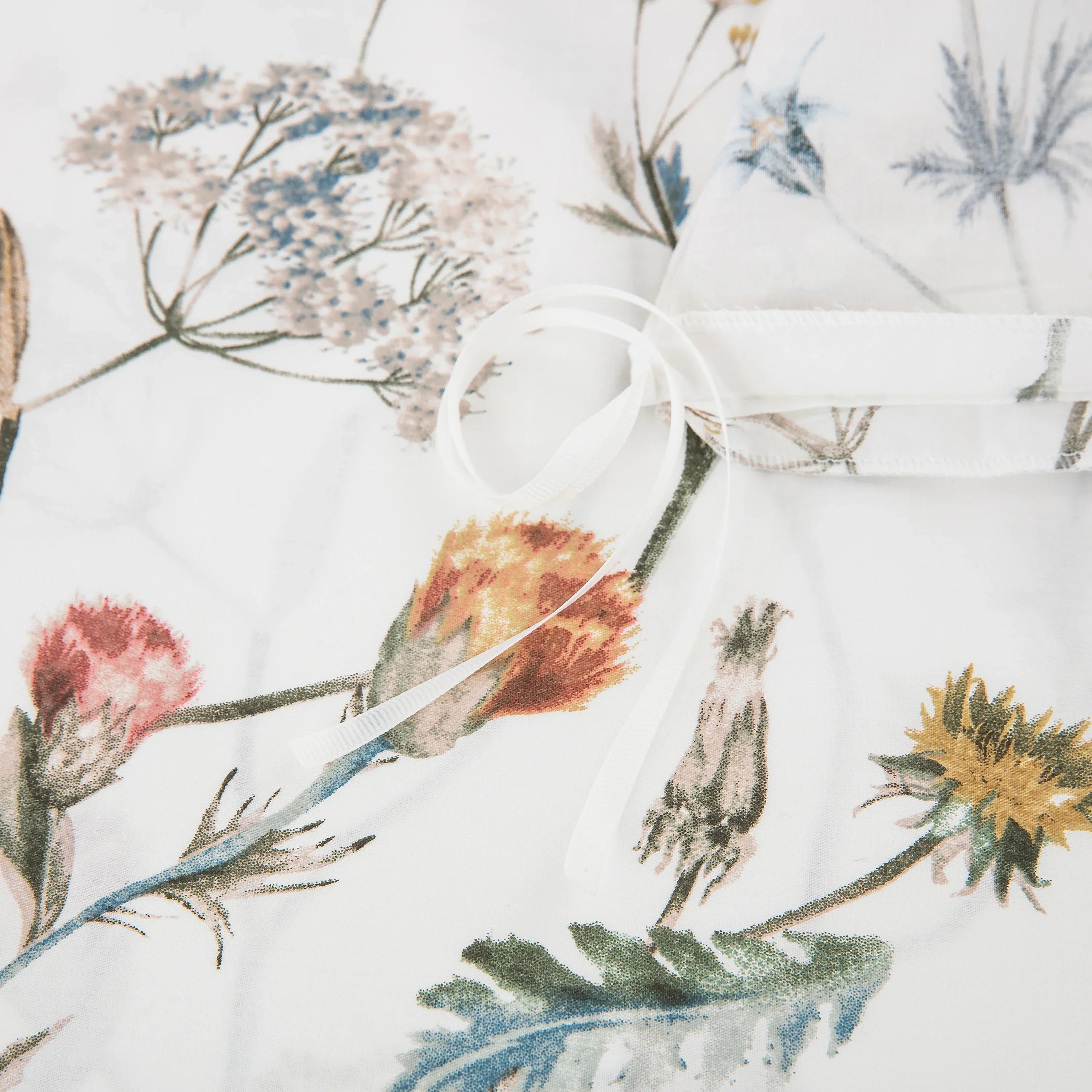 Sturdy interior corner ties to secure the duvet insert on the floral cotton bedding set - DAUAOTO