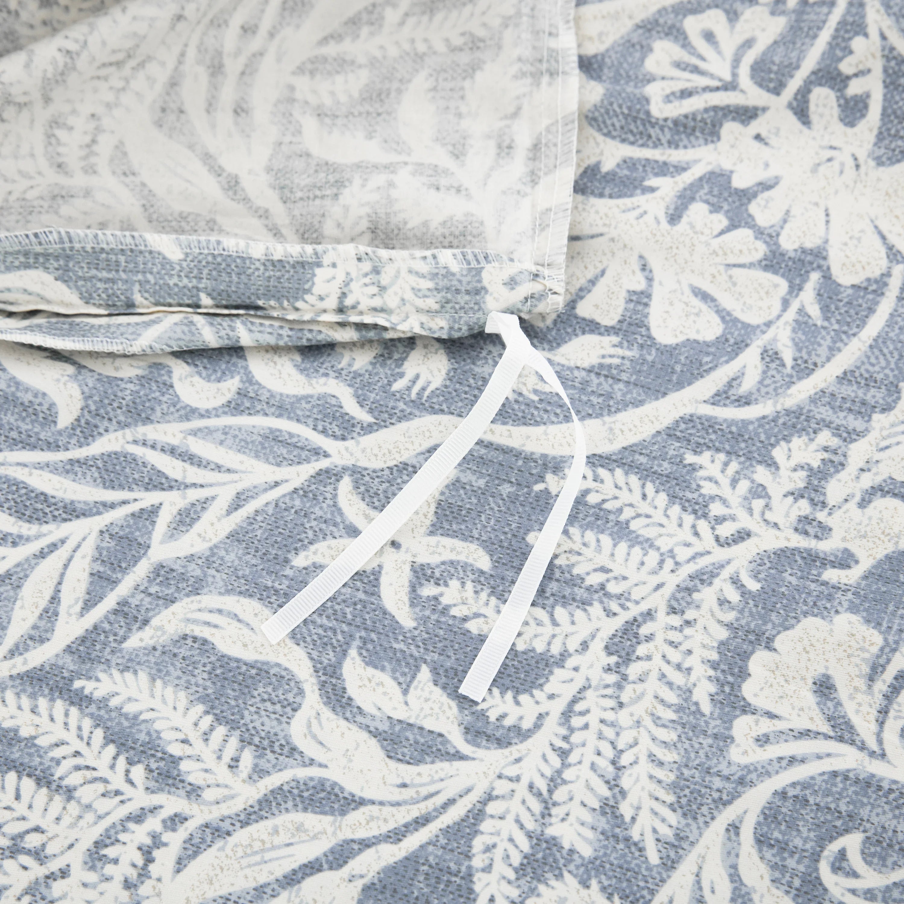 Robust interior corner ties to secure the duvet insert inside the vintage-inspired blue cotton bedding - DAUAOTO