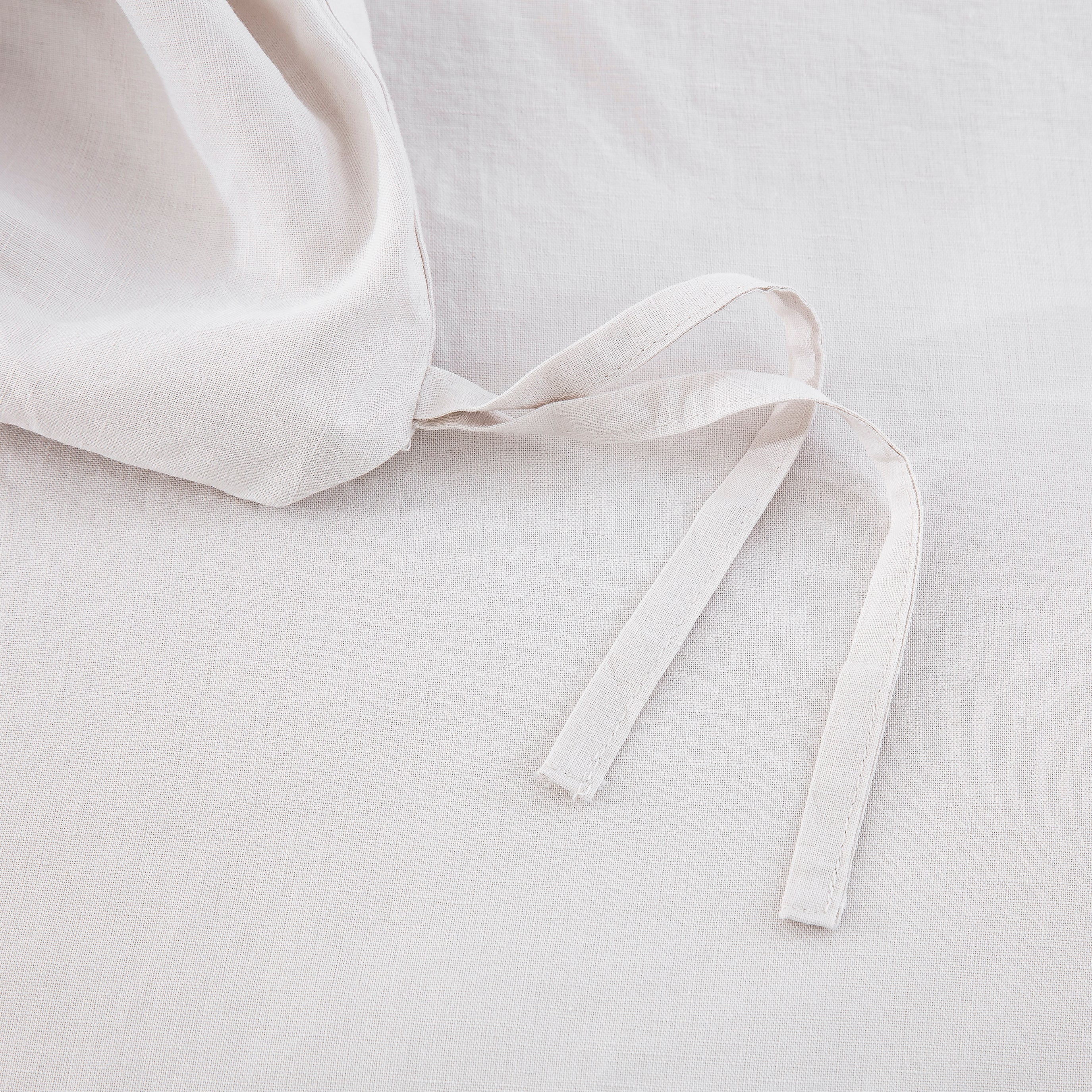 Four durable interior corner ties to keep the duvet insert secure inside the breathable grey bedding - DAUAOTO