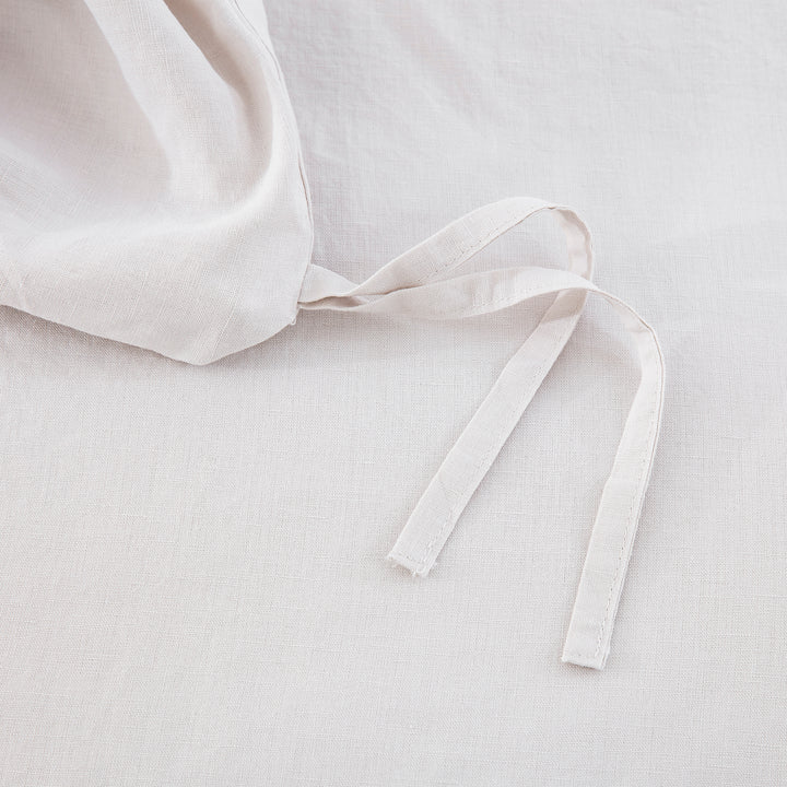 Four durable interior corner ties to keep the duvet insert secure inside the breathable grey bedding - DAUAOTO