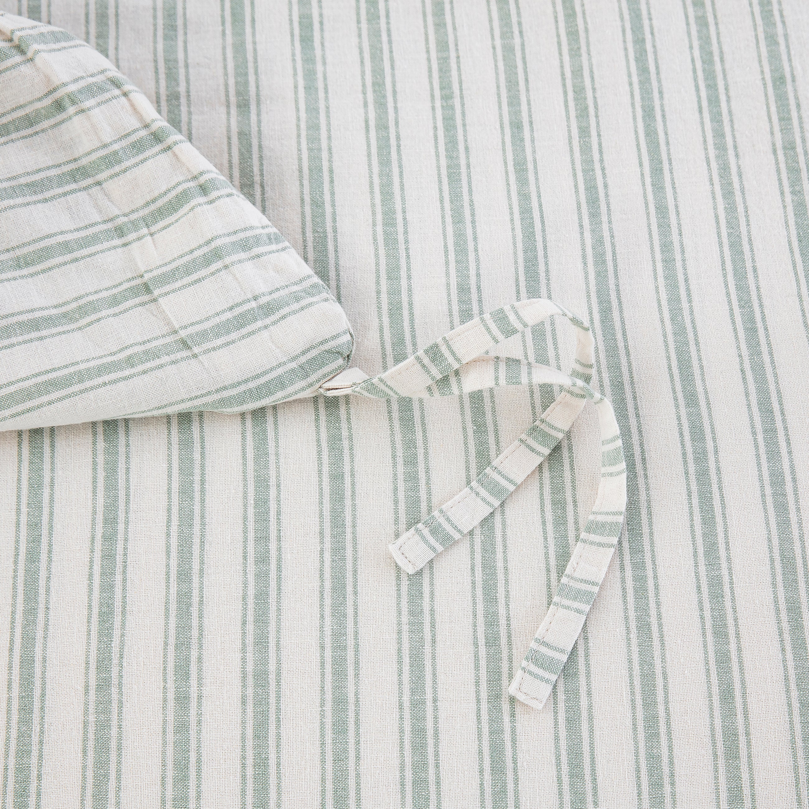 Four durable interior corner ties to secure the duvet insert perfectly inside the breathable sage green linen cover - DAUAOTO
