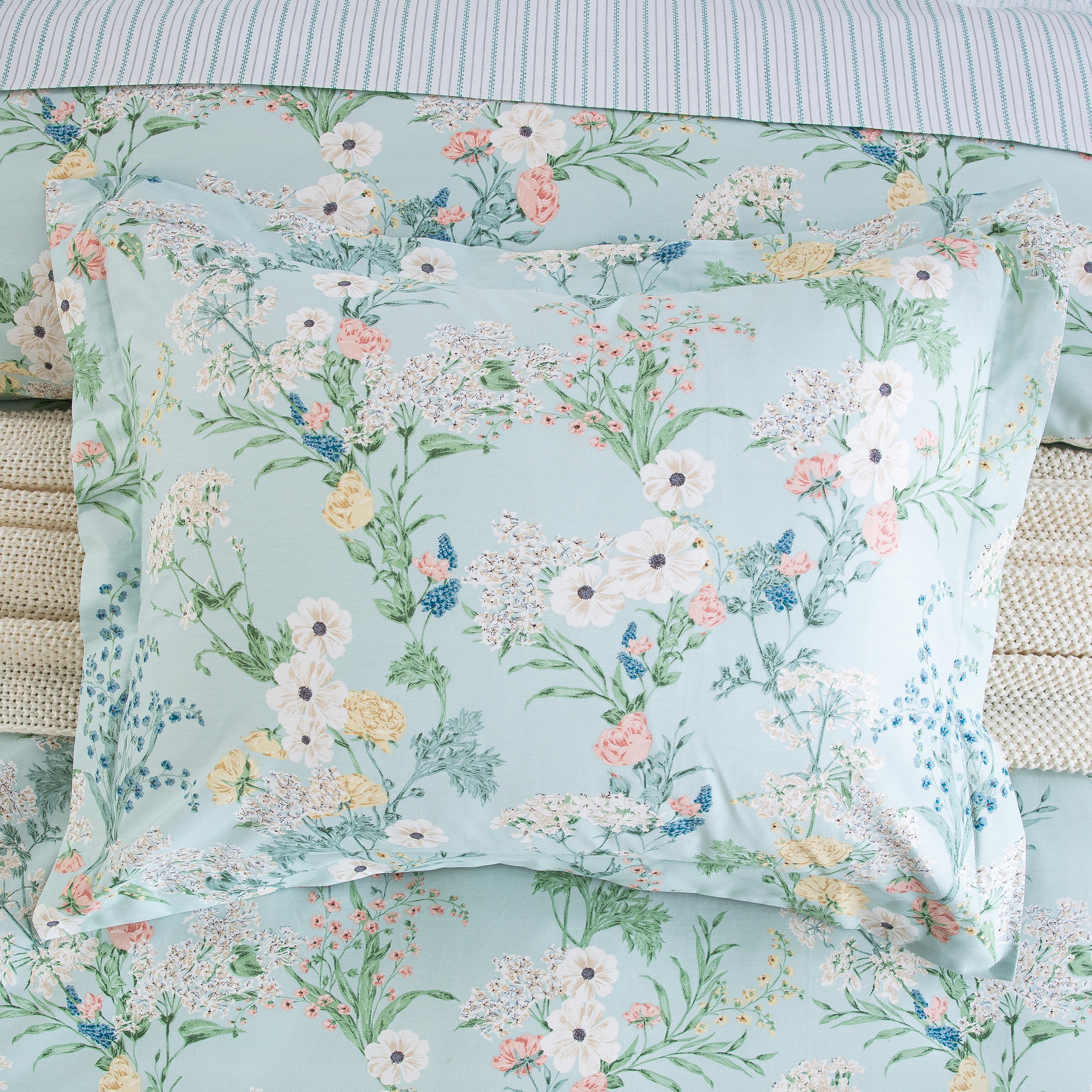 Front view of the DAUAOTO mint breeze 100% cotton floral pillowcase.