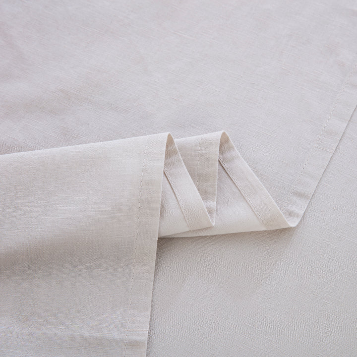 Detailed view of the prewashed natural oatmeal flat sheet highlighting the rustic texture and smooth softness - DAUAOTO
