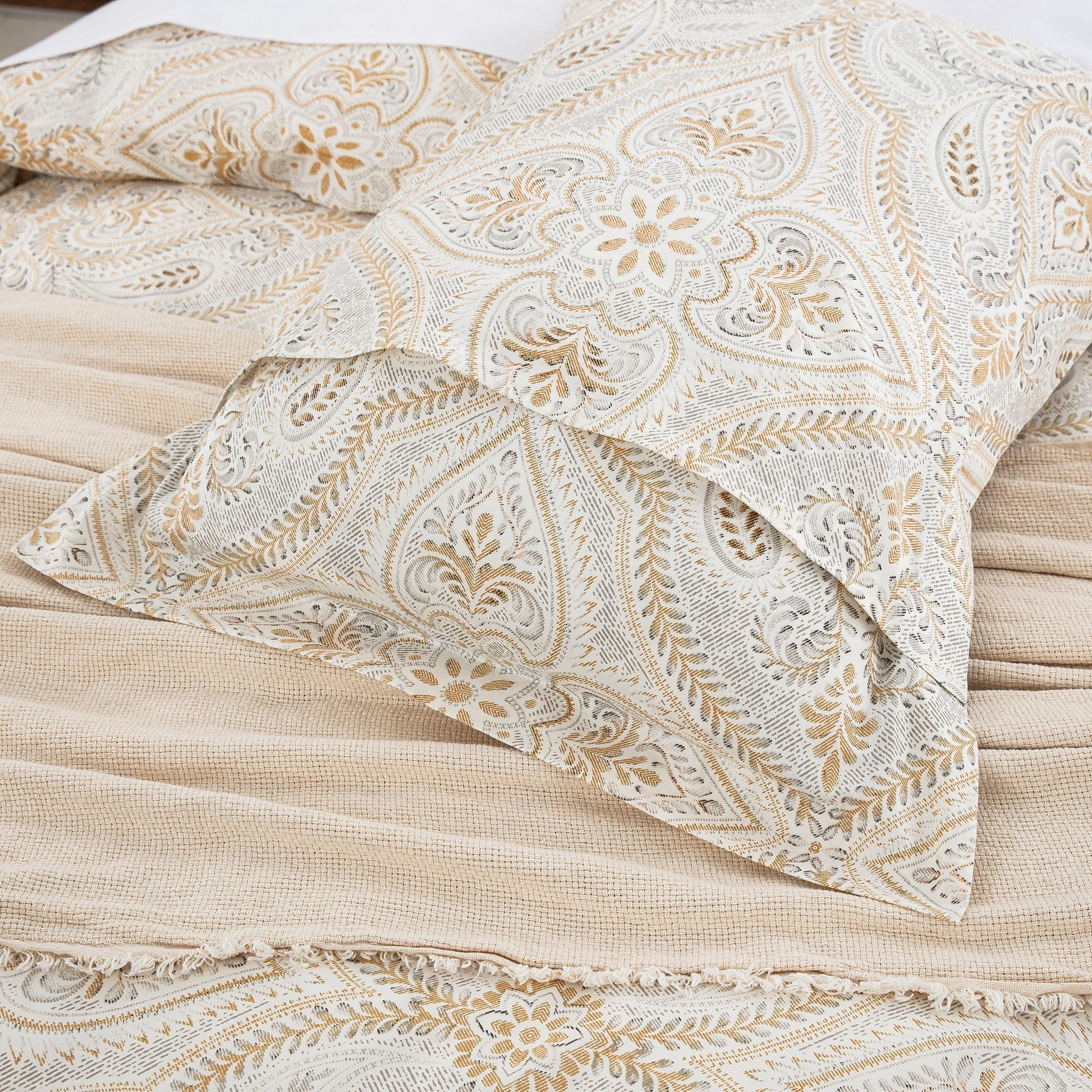 Coordinating pillow shams featuring a classic envelope closure and a tailored 2-inch decorative flange - DAUAOTO