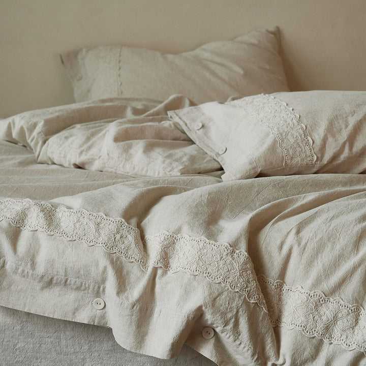 A perfectly imperfect, relaxed bed styling featuring the breathable DAUAOTO linen cotton duvet cover.