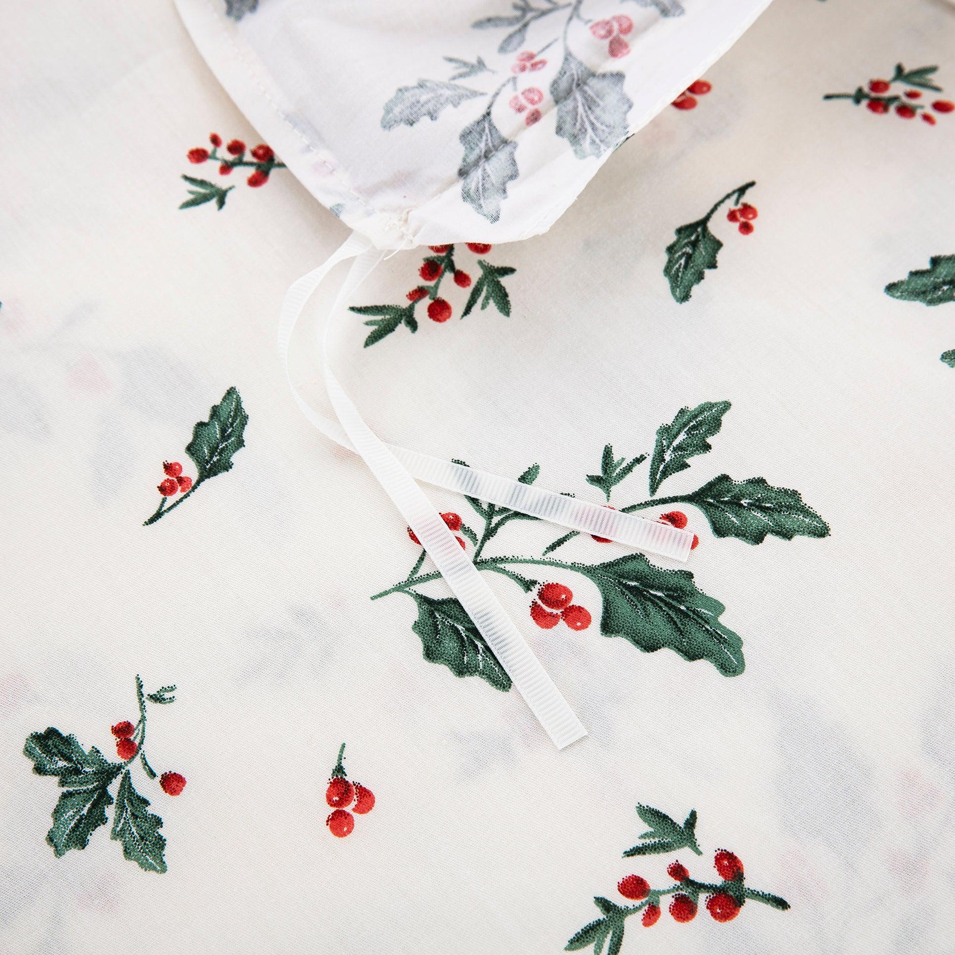 Sturdy interior corner ties ensuring a secure and snug fit for the duvet insert inside the festive cotton bedding - DAUAOTO