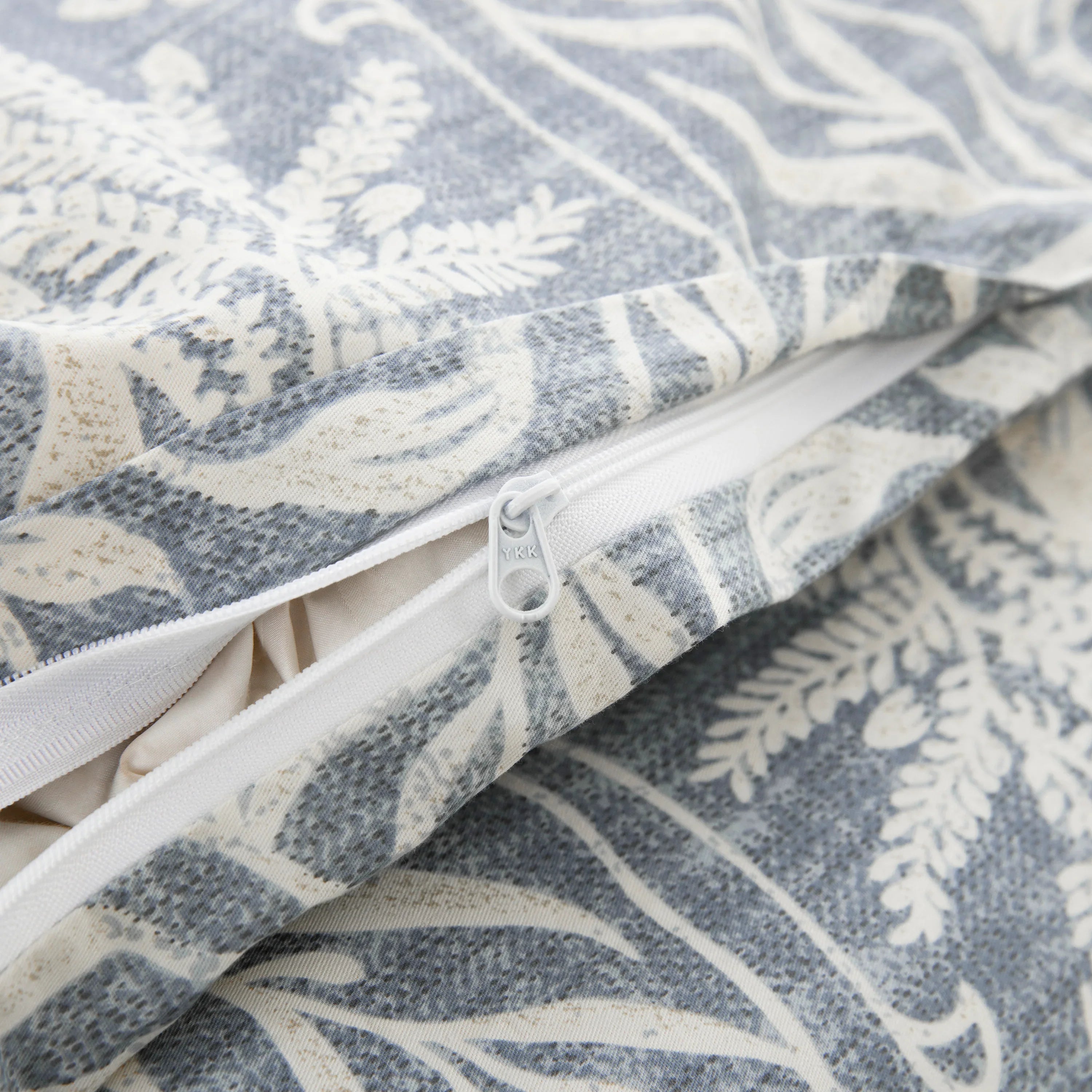Super-long hidden zipper closure designed for effortless bedmaking on the dusty blue botanical cotton duvet cover - DAUAOTO