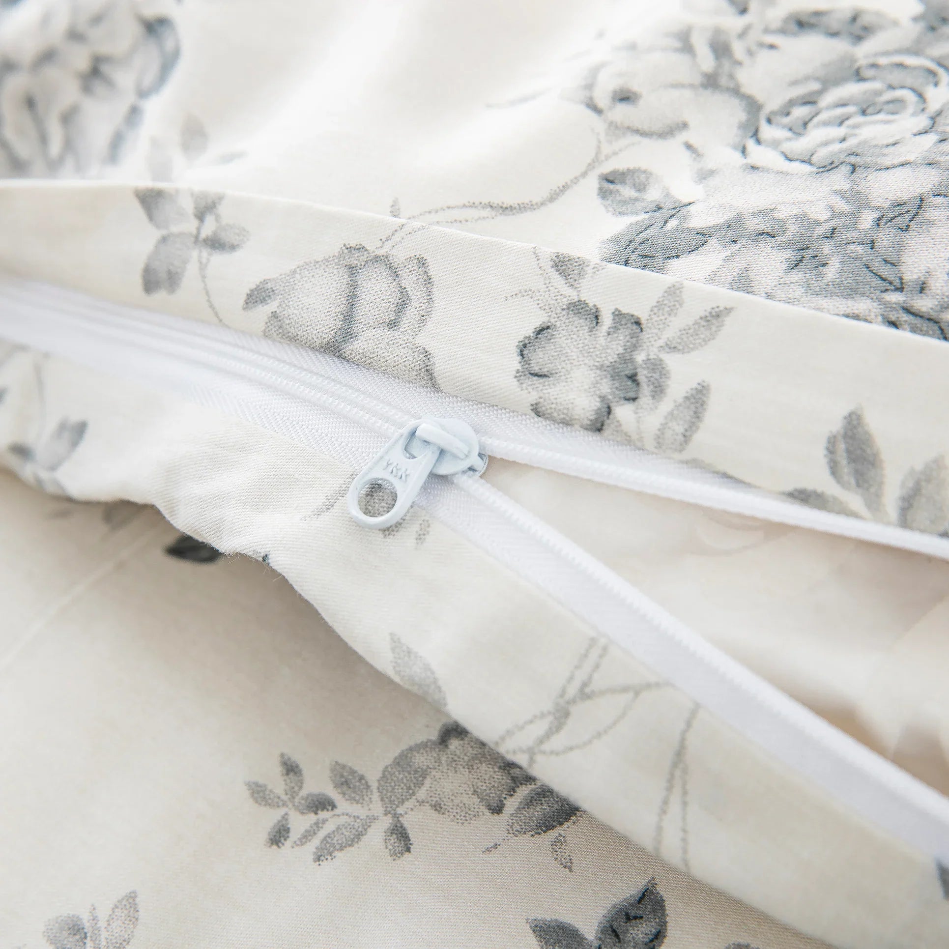 Super-long hidden zipper closure designed for effortless bedmaking on the elegant gray rose cotton duvet cover - DAUAOTO