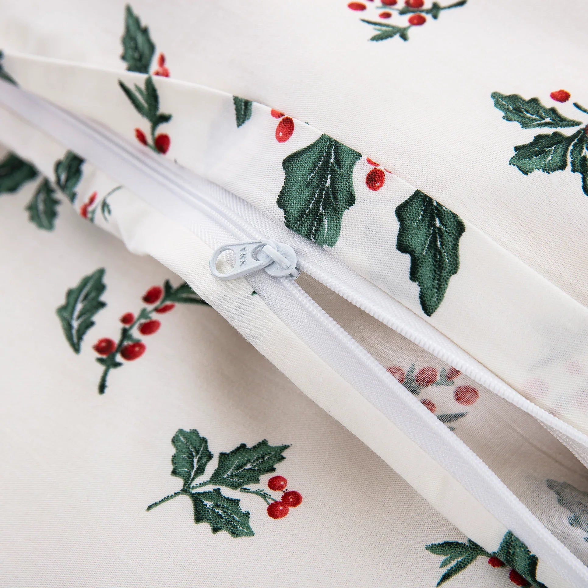 Super-long hidden zipper closure designed for effortless bedmaking on the festive holiday cotton duvet cover - DAUAOTO