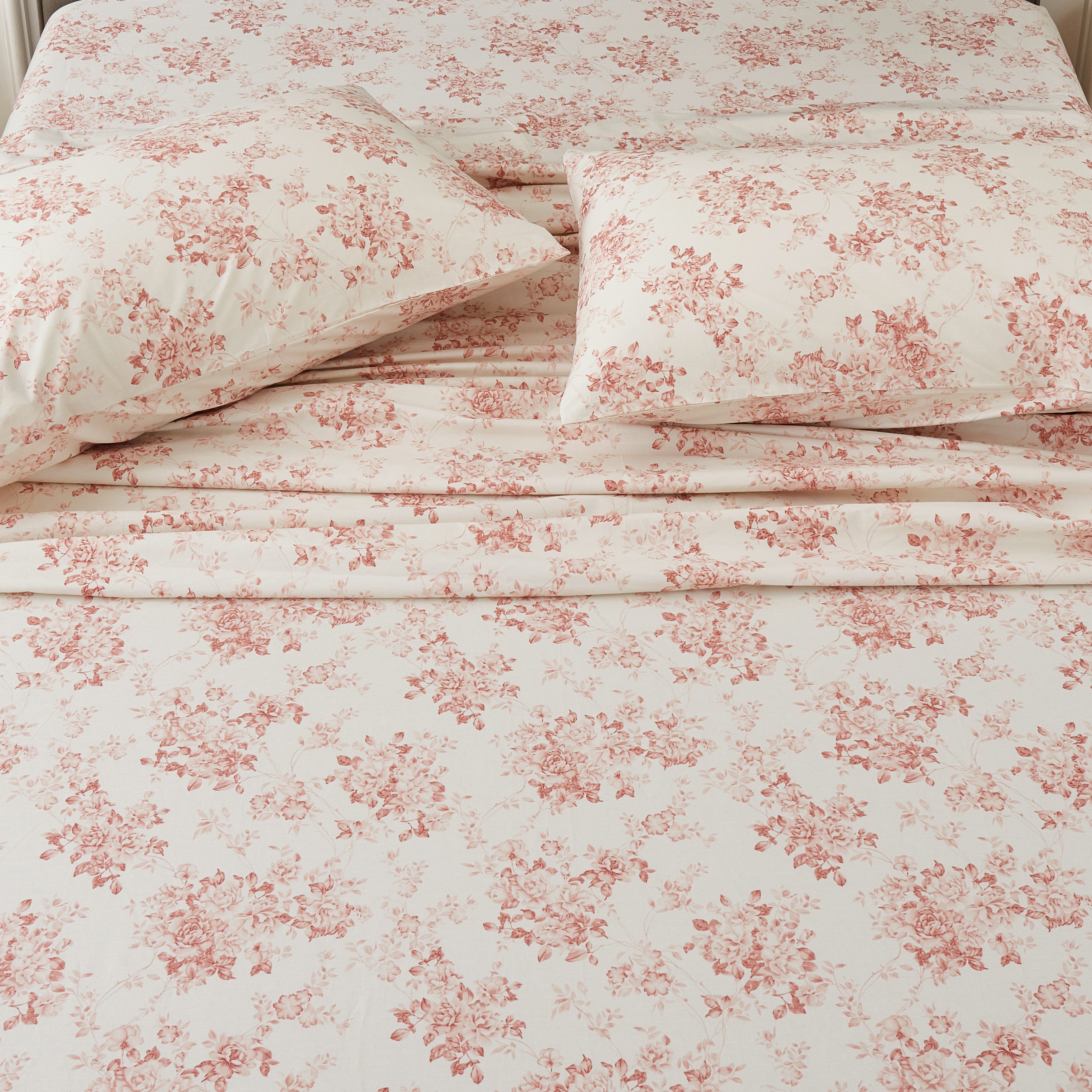Top-down view of the understated beauty pale red rose floral pattern cotton bed sheets - DAUAOTO