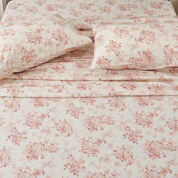 Top-down view of the understated beauty pale red rose floral pattern cotton bed sheets - DAUAOTO