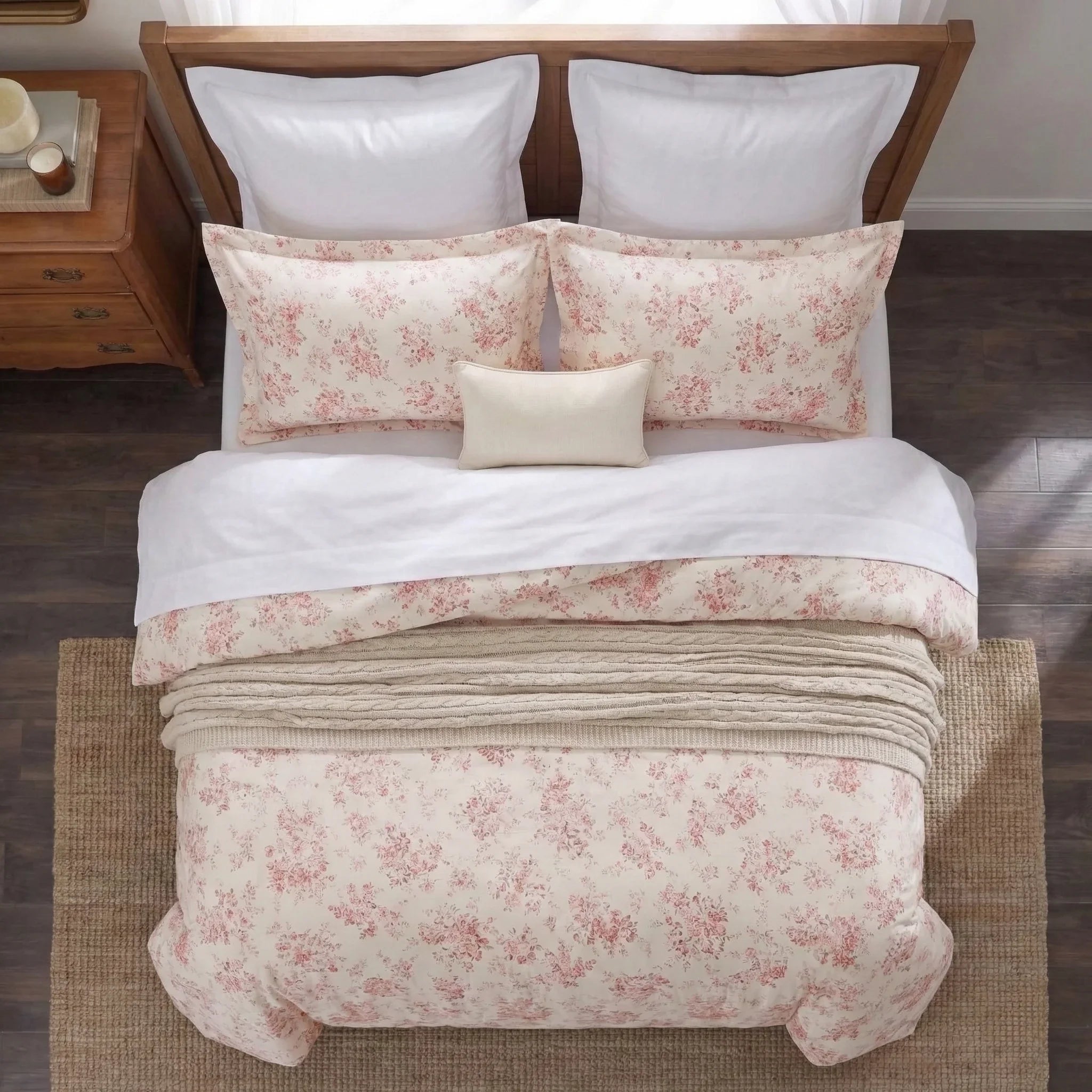 Top-down view of the nostalgic elegance classic country cottage pure cotton floral bedding set - DAUAOTO