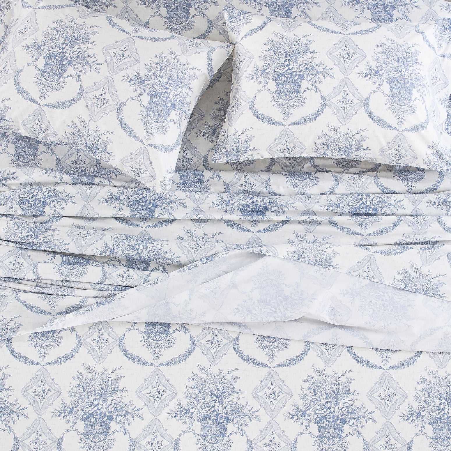 Top-down view of the traditional toile print bedding depicting intricate pastoral scenes and botanical motifs - DAUAOTO