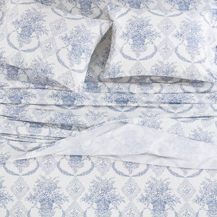 Top-down view of the traditional toile print bedding depicting intricate pastoral scenes and botanical motifs - DAUAOTO