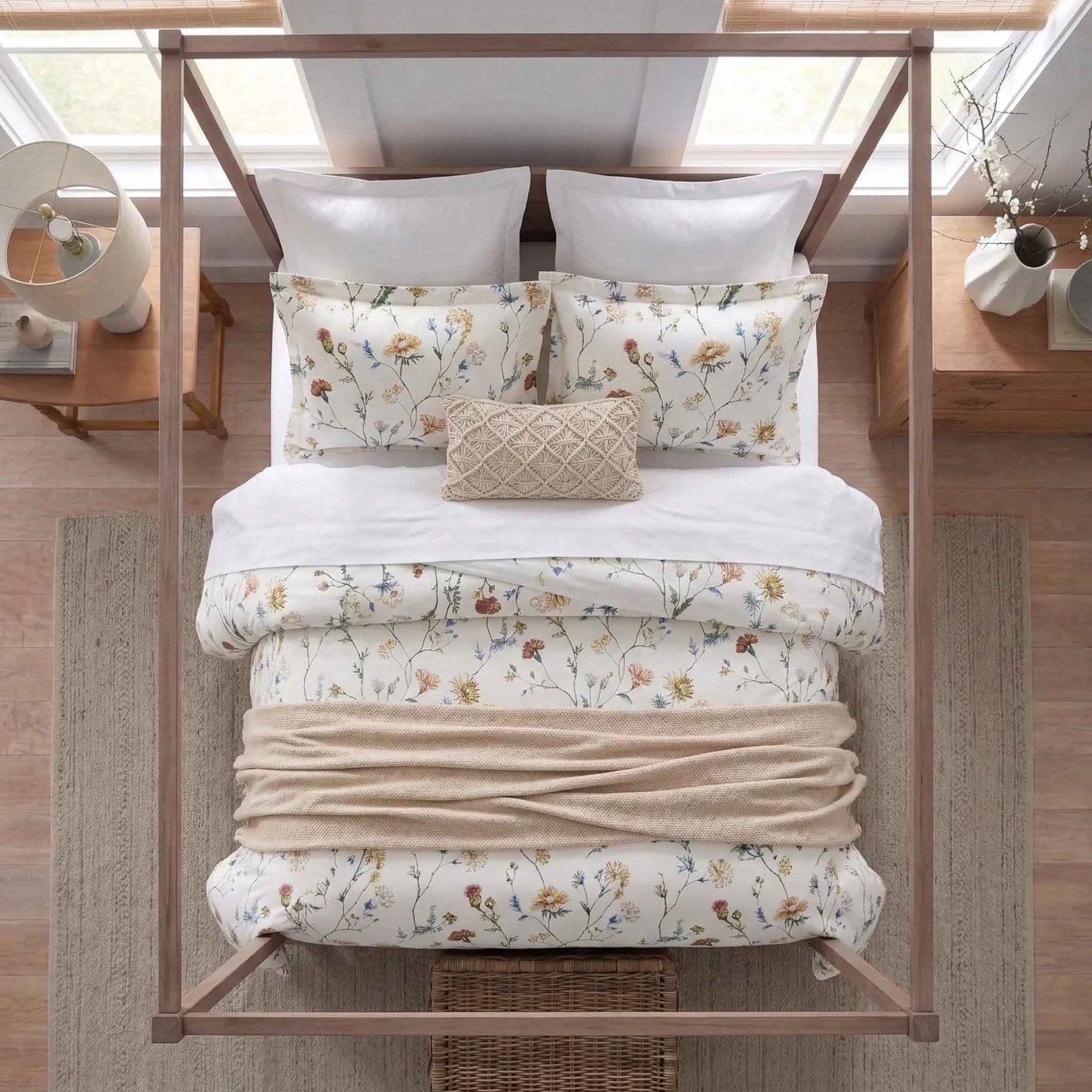 Top-down view of the vibrant wildflower floral print pure cotton bedding set - DAUAOTO