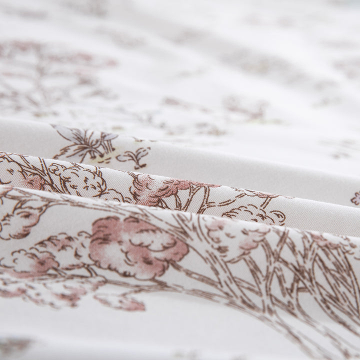 Close-up of the DAUAOTO lightweight cotton fabric featuring a vintage woodland print with bears and trees.