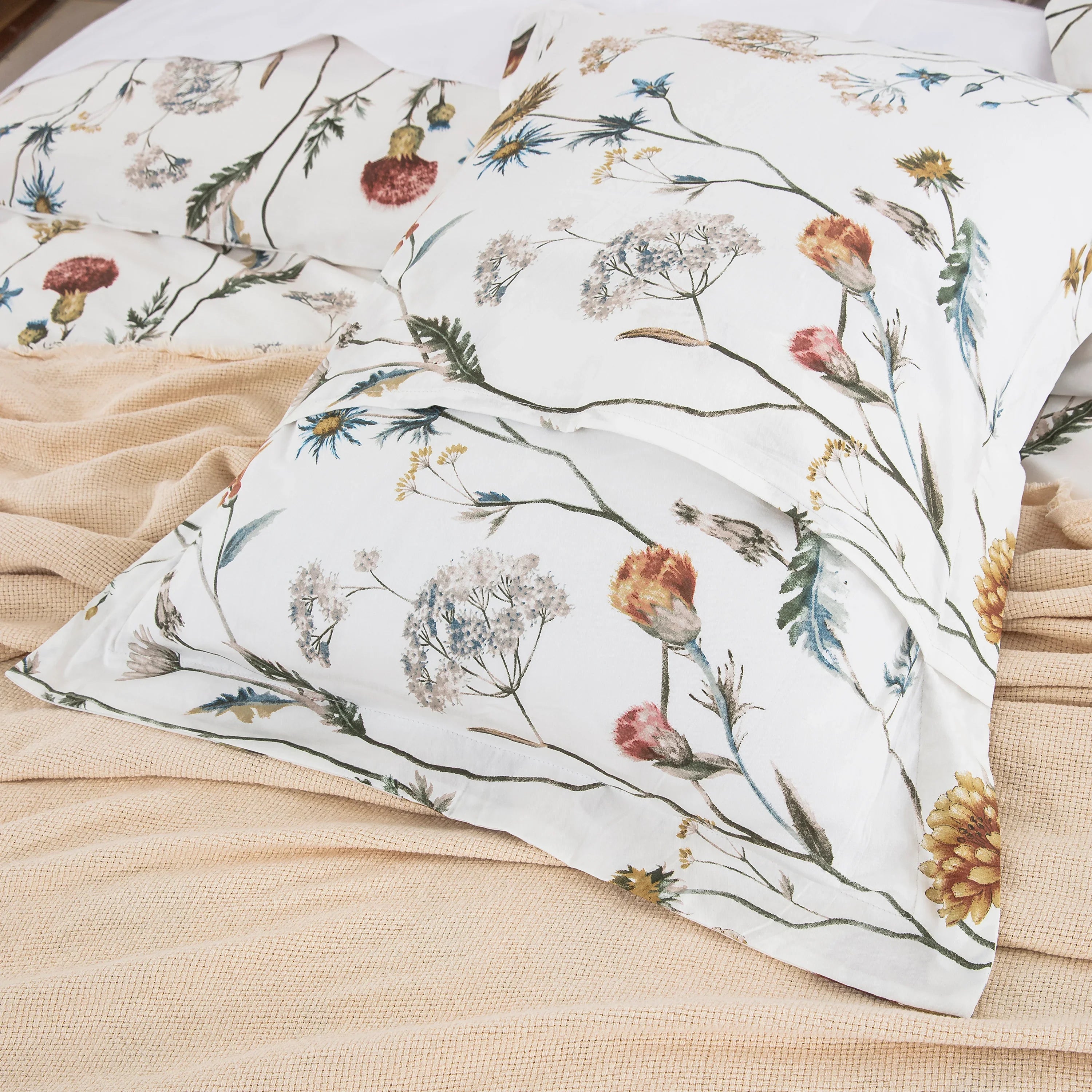 Matching pillow shams featuring a 2-inch decorative flange and envelope closure in wildflower print - DAUAOTO