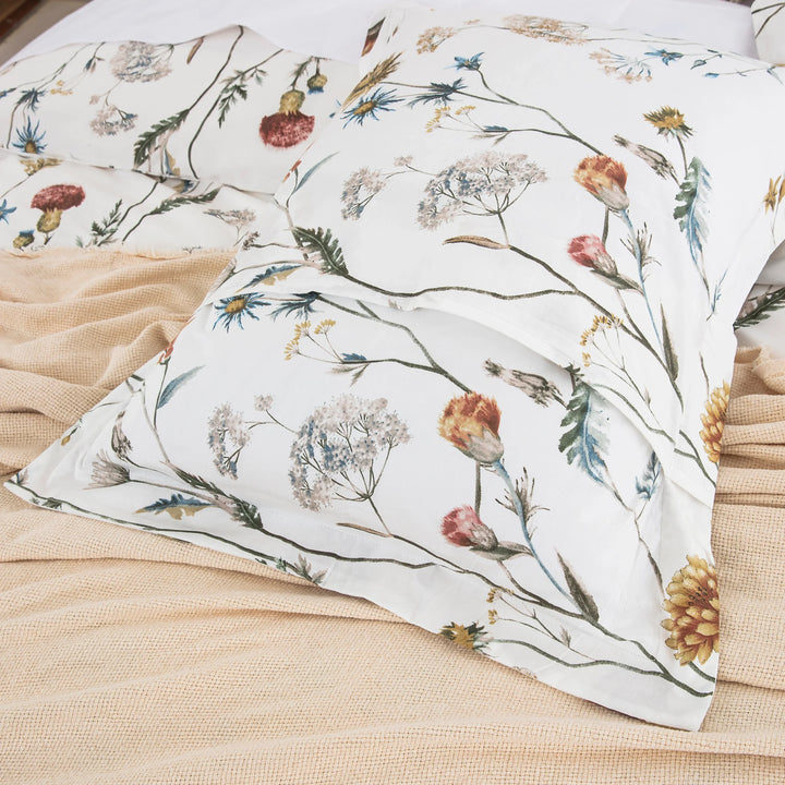 Matching pillow shams featuring a 2-inch decorative flange and envelope closure in wildflower print - DAUAOTO