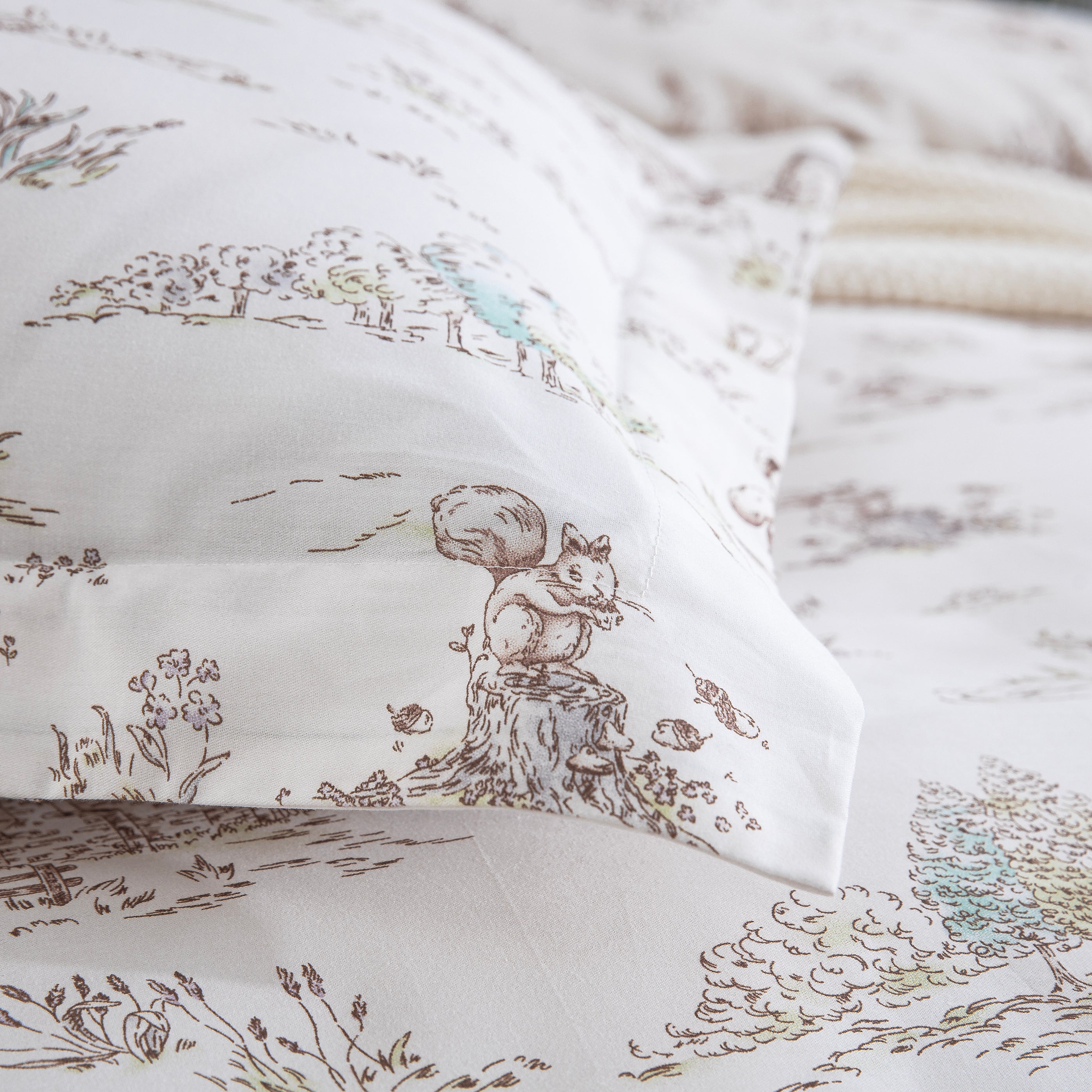 Detail of the DAUAOTO vintage woodland 100% cotton pillowcase resting softly on the matching duvet cover.